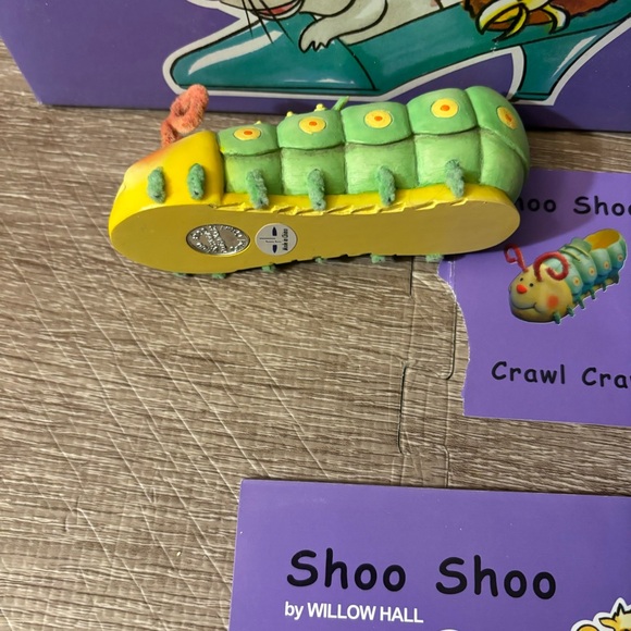 WILLOW HALL SHOO SHOO CRAWL CRAWL CATERPILLAR MINIATURE SHOE FIGURINE - Picture 4 of 4